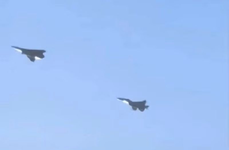 Nói về các yêu cầu, thiết kế lớn hơn trong hai chiếc máy bay hiện đang được một số người gọi không chính thức là "J-36" vẫn còn nhiều điểm mơ hồ. Trong khi Trung Quốc rõ ràng đang theo đuổi một nền tảng “giống máy bay chiến đấu” chiến thuật có người lái thế hệ tiếp theo, chúng ta cũng biết rằng họ đang tìm cách chế tạo một loại 'máy bay ném bom khu vực'. Ảnh: X