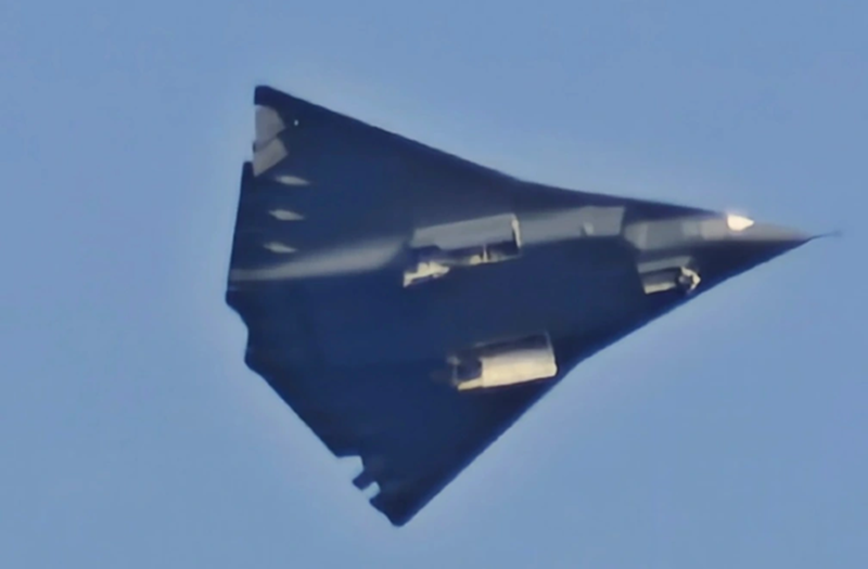 Theo đó, Tập đoàn chế tạo máy bay Thành Đô có thể là nhà sản xuất mẫu máy bay lớn hơn, còn Tập đoàn Thẩm Dương có khả năng chịu trách nhiệm thiết kế mẫu nhỏ hơn. Điều này có phần hợp lý nếu xét theo thời điểm chúng xuất hiện và thực tế rằng cả hai đều là các thiết kế thế hệ tiếp theo không có cánh đuôi, thuộc phân khúc máy bay chiến đấu hạng nặng, ít nhất là về tổng thể. Ảnh: The War Zone