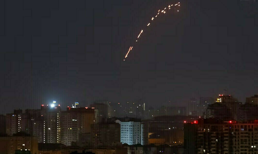 Bên cạnh đó, Không quân Ukraine cho biết, họ đã bắn hạ 32 trong số 55 máy bay không người lái do Nga phóng đi trong đêm và 8 chiếc khác không tiếp cận được mục tiêu, nhiều khả năng bị vô hiệu hoá bởi các biện pháp đối phó điện tử. Phía Ukraine không nêu rõ điều gì đã xảy ra với 15 máy bay không người lái còn lại.