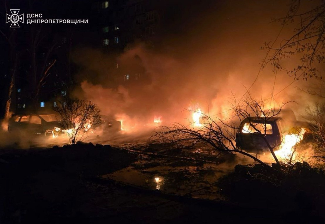 Trong khi đó, lực lượng Nga đã tiến hành các cuộc tấn công bằng máy bay không người lái quy mô lớn vào miền Đông Ukraine vào đêm 8/3, vụ tấn công đã gây ra hỏa hoạn ở nhiều khu vực và làm bị thương ít nhất 22 người, các quan chức trong khu vực của Ukraine cho biết.