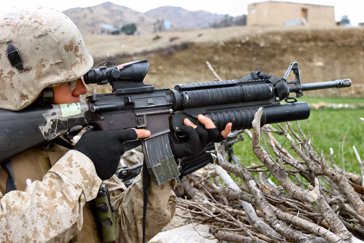 Mặc dù đã có những tranh cãi về thất bại ban đầu của M-16 ở chiến trường Việt Nam, nhưng M16 đã dần chứng minh được giá trị của nó. Với khả năng thích ứng và hiệu suất cao, M16 đã trở thành một trong những loại súng trường thành công và bền bỉ nhất trong lịch sử quân sự. Ảnh: Wikipedia.