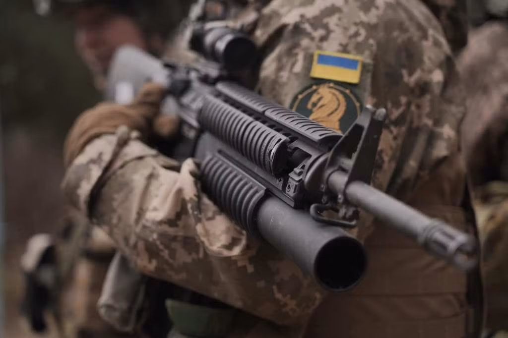 Trong nhiều năm, Quân đội Mỹ đã cố gắng thay thế M16 bằng chương trình “Súng trường chiến đấu tiên tiến” - một loại mẫu súng trường mới. Họ thậm chí đã cố gắng thay thế M16 trong giai đoạn chiến tranh tại Việt Nam, khi tiến hành thử nghiệm mẫu Stoner 63. Tuy nhiên, dù có cố gắng thế nào đi nữa, khẩu M16 vẫn được tin tưởng sử dụng.