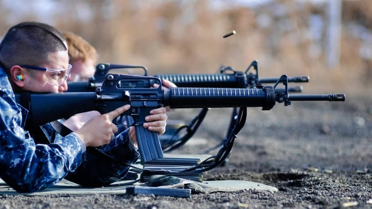 Súng trường M16 được sản xuất bởi nhà thiết kế vũ khí người Mỹ, Eugene Stoner, và được Quân đội Mỹ đưa vào sử dụng từ những năm 1960. Cho đến nay, M16 vẫn là loại súng thường thông dụng nhất trong biên chế Quân đội Mỹ nhờ độ tin cậy, tính mô-đun và hiệu quả. Ảnh: The National Interest.