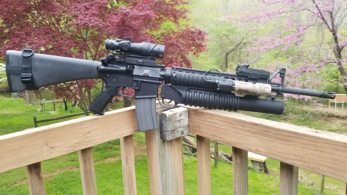 Khi M16 được đưa vào chiến trường ở Việt Nam, Quân đội Mỹ đã không quan tâm đến việc vệ sinh súng và thiếu bộ dụng cụ bảo dưỡng. Ngoài ra, còn có tin đồn rằng, phía Quân đội Mỹ đã sử dụng sai thuốc phóng trong đạn 5,56, nên gây ra hiện tượng kẹt đạn thường xuyên và súng rất nhạy cảm với bụi bẩn, dẫn đến uy lực sát thương kém. Ảnh: Reddit.