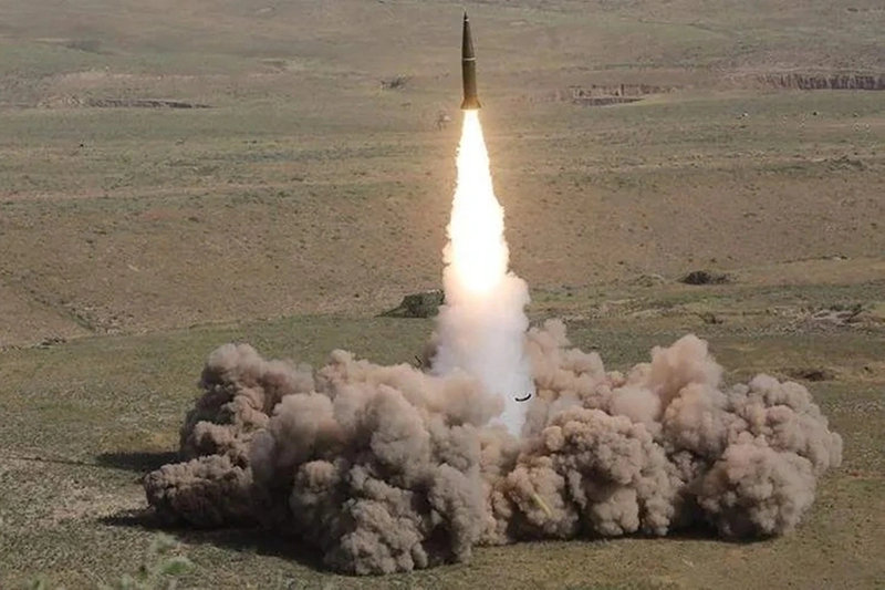 Quân Nga có thể sắp tiến hành một đợt tấn công bằng tên lửa vượt quy mô thông thường, vì họ đang tích trữ tên lửa số lượng lớn. Theo Viện Nghiên cứu Chiến tranh Hoa Kỳ (ISW) công bố ngày 5/4, trong tháng 3, quân Nga chỉ phóng 83 tên lửa – đây là con số thấp nhất kể từ khi cuộc chiến bắt đầu vào năm 2022. Trong khi đó, số lượng máy bay không người lái được phóng tăng hơn 50%, cho thấy Nga đang tiết kiệm tên lửa. Ảnh: UNN