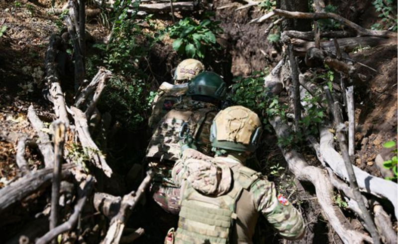 Theo Viện Nghiên cứu Chiến tranh Hoa Kỳ (ISW) ngày 5/4, một trong những chiến thuật mà quân đội Nga đang sử dụng là: lợi dụng thời tiết nhiều mây để tránh sự phát hiện của UAV Ukraine, sau đó dùng xe mô tô tạo ra tiếng động trước trận địa Ukraine nhằm thu hút hoặc đánh lạc hướng sự chú ý của đối phương. Cuối cùng, Nga cử các nhóm đột kích gồm 6 đến 10 binh sĩ tấn công từ bên sườn vào trận địa Ukraine. Ảnh: TASS