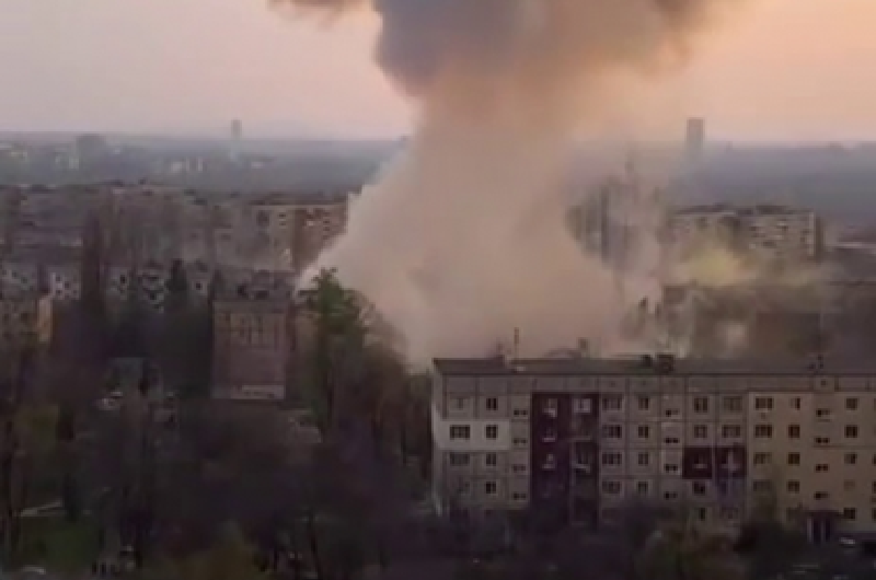 Hiện tại, quân đội Nga chủ yếu sử dụng tên lửa để tiến hành các cuộc tấn công đơn lẻ, nhắm vào những mục tiêu có giá trị cao. Ví dụ, theo hãng tin Sputnik của Nga, vào ngày 4/4, quân đội Nga đã dùng một tên lửa chính xác cao tấn công một nhà hàng ở thành phố Kryvyi Rih, nơi 85 binh sĩ Ukraine – bao gồm cả sĩ quan phương Tây – đang họp, và đã tiêu diệt toàn bộ. Ảnh: Avia.pro