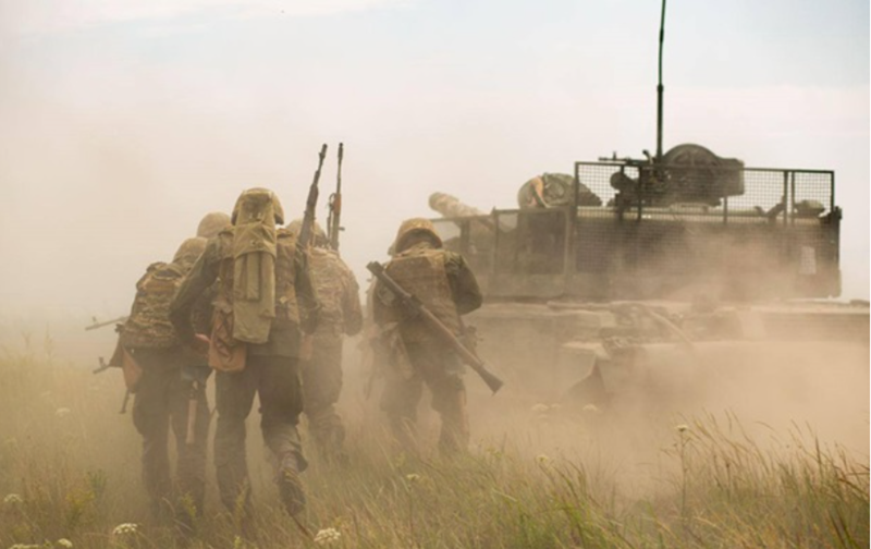 Theo truyền thông Nga, quân đội Ukraine có thể sẽ tái hiện chiến thuật phản công từng được sử dụng ở Toretsk tại Chasiv Yar: liên tục sử dụng các nhóm cơ động nhỏ, được máy bay không người lái yểm trợ, thâm nhập vào bên trong thành phố nhằm kéo quân Nga vào các trận chiến ác liệt trong đô thị. Ảnh: Bộ Quốc phòng Ukraine