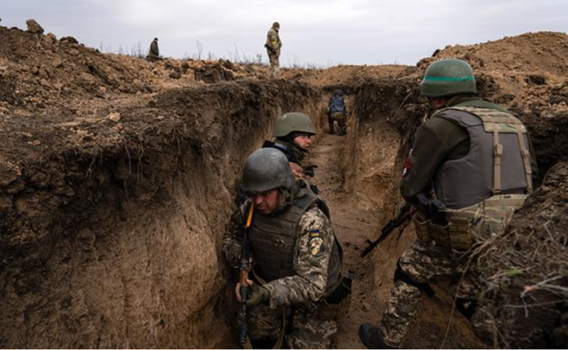 Khi bộ binh Nga tiến lên, họ sẽ chia thành các tổ nhỏ để thâm nhập, kế đến tiếp cận gần trận địa Ukraine họ sẽ tập hợp thành lực lượng từ 10 đến 15 người để thực hiện đợt tấn công cuối cùng. Ảnh: TASS