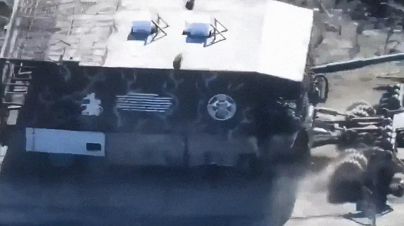 Ngoài ra, các video được lan truyền trên mạng cho thấy quân đội Nga vẫn đang sử dụng chiến thuật “tấn công kiểu rùa” – tức là phủ một lớp thép bên ngoài xe tăng và xe bọc thép, rồi tiến thẳng về phía trước bất chấp các đòn tấn công từ máy bay không người lái của Ukraine. Do hình dáng bên ngoài trông giống với mai rùa, chiến thuật này được gọi là “tấn công con rùa”. Ảnh: Topcor