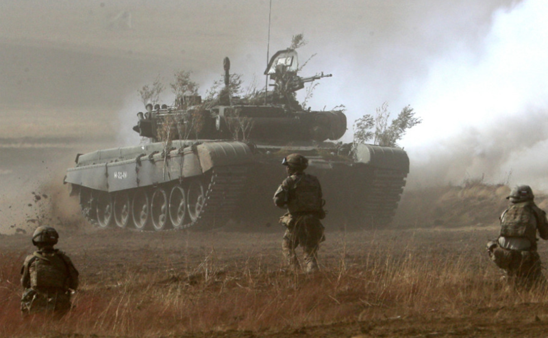 Đúng vào lúc tình hình tại khu vực này đang xấu đi, Bộ chỉ huy Ukraine lại bất ngờ rút lực lượng dự bị khỏi nhiều khu vực tiền tuyến – bao gồm cả Kupiansk – để điều động đến Chasiv Yar. Gần đây, tình hình của quân Ukraine tại Chasiv Yar đang rất bất lợi, nhiều đợt phản công liên tiếp đã bị quân Nga đẩy lùi, gây tổn thất lớn về nhân lực và trang bị, do đó cần gấp lực lượng bổ sung. Ảnh: TASS