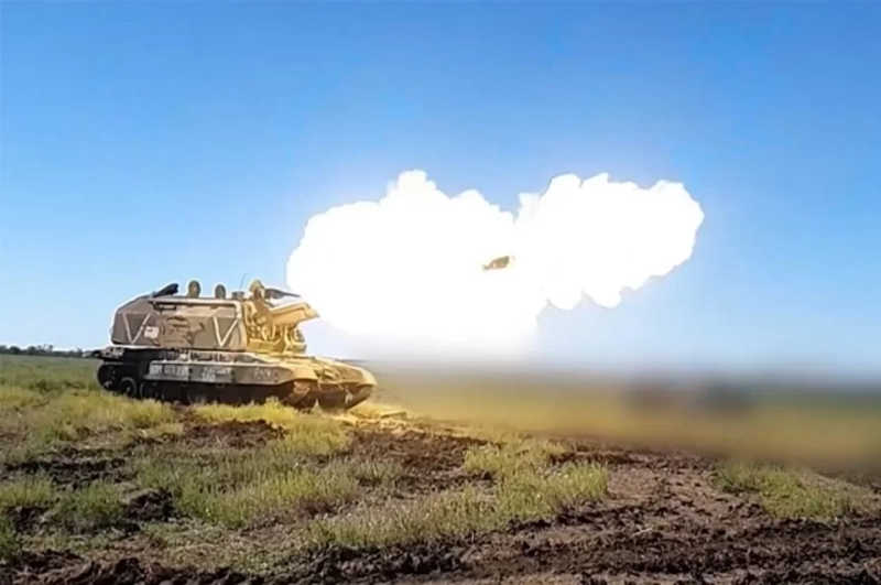 Chẳng hạn, khi xe bọc thép M113 của Ukraine vừa tiến vào khu phố, lựu pháo D-30 của Nga có thể thực hiện những phát bắn chính xác ở cự ly gần, khoảng 500 mét, tiêu diệt mục tiêu ngay lập tức. Nếu có binh sĩ Ukraine nào may mắn sống sót, họ cũng khó thoát khỏi các UAV cảm truy sát, gần như không còn đường lui. Ảnh: Bộ Quốc phòng Nga