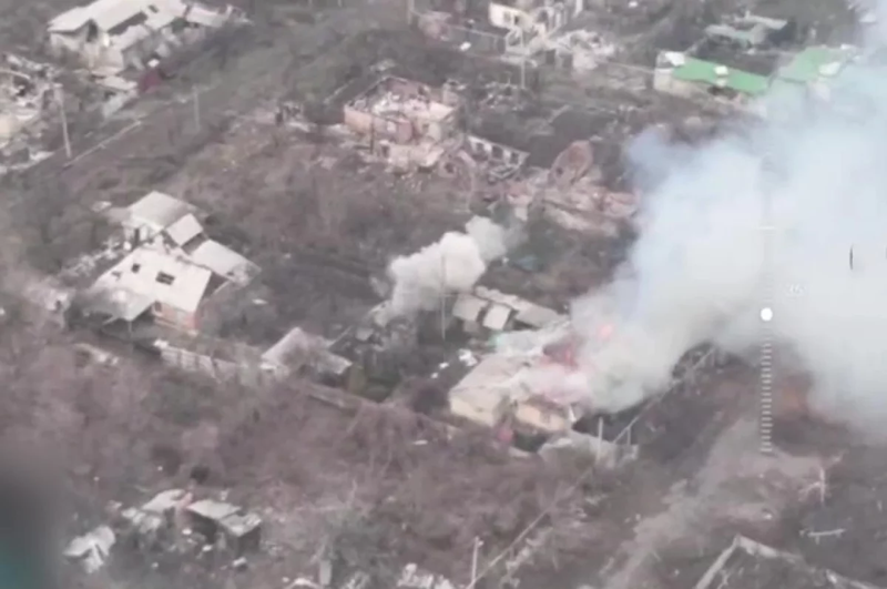  Quân đội Nga đã quy hoạch chiến trường thành ba tầng chết chóc: mặt đất là những khu vực đổ nát đầy bẫy phục kích, trên cao là các tòa nhà cao tầng được tận dụng làm điểm bắn tỉa, còn dưới lòng đất là các công sự ngầm kiên cố. Toàn bộ thành phố giống như một mạng lưới tử thần luôn vận động. Ảnh: Bộ Quốc phòng Nga