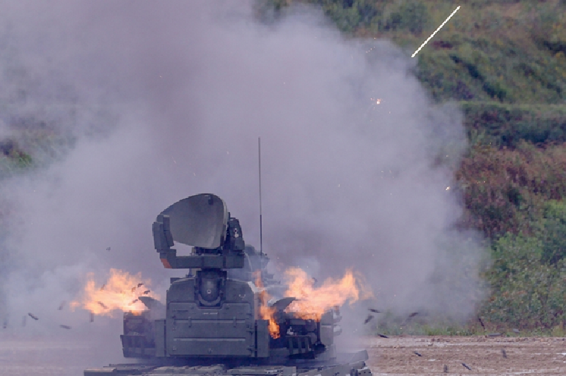 Về chiến tranh tâm lý, Nga cố tình giữ lại một số cứ điểm của Ukraine trong khu vực mỏ, sử dụng các điểm cao để dụ quân tiếp viện Ukraine vào bẫy. Một khi lực lượng tiếp viện tiến vào, pháo phản lực TOS-1A với đạn nhiệt áp lập tức khai hỏa. Điển hình như trận chiến tại Mỏ số 12, khi 24 quả đạn xuyên hầm dội xuống, toàn bộ binh sĩ Ukraine cố thủ trong hầm sâu trăm mét đều bị tiêu diệt. Ảnh: News.ru