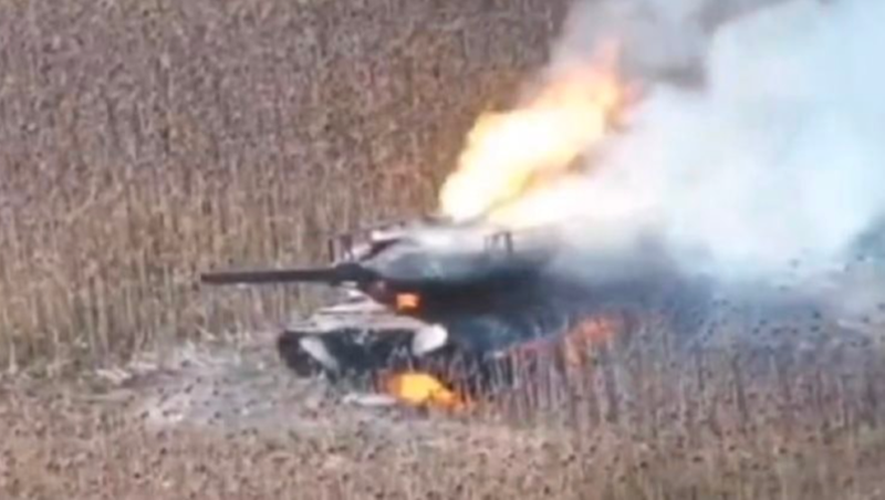 Lợi dụng điều này, trinh sát Nga sử dụng UAV dẫn đường cho xe tăng T-72B3 áp sát từ phía sau, tấn công vào khoang động cơ – điểm yếu lớn nhất của Leopard 2, dễ dàng phá hủy nó, chấm dứt huyền thoại về dòng xe tăng này. Ảnh: Bộ Quốc phòng Nga