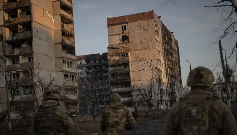 Một đại đội thuộc Lữ đoàn 47 của Ukraine từng chiếm giữ một tòa nhà mà không phát hiện nguy hiểm, nhưng Nga đã kích nổ từ xa, khiến tòa nhà sụp đổ ngay lập tức, chôn vùi toàn bộ binh sĩ bên trong. Ngoài ra, bom nhiệt áp đã chứng minh sức hủy diệt kinh hoàng trong cuộc chiến này. Kết quả khám nghiệm tử thi các binh sĩ Ukraine cho thấy 70% số người chết có phổi trong tình trạng “xẹp lép như chân không”. Ảnh: Anadolu Agency