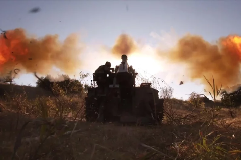 Nếu quân Ukraine cố gắng tiến vào khu vực nhà thấp tầng tưởng chừng dễ đột phá, họ sẽ lập tức rơi vào bẫy. Các tay súng bắn tỉa Nga từ trên cao, kết hợp với công nghệ cảm biến nhiệt từ UAV, theo dõi nhất cử nhất động của quân Ukraine, có thể khai hỏa bất cứ lúc nào. Ảnh: Bộ Quốc phòng Nga