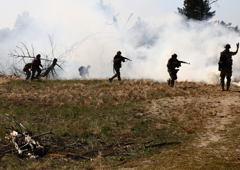 Một số lữ đoàn bộ binh cơ giới mất phương hướng, trong khi các đơn vị tiền tuyến nhận được lệnh tử thủ nhưng không thể liên lạc với cấp trên. Trước sức ép từ các đợt tấn công dữ dội của Nga, họ buộc phải tự động rút lui, khiến hệ thống chỉ huy của Ukraine trên chiến trường sụp đổ. Ảnh: News.ru