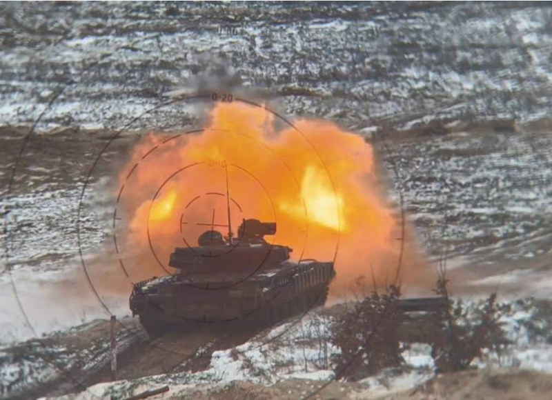 Do không có hệ thống bảo vệ điện tử hiệu quả, Leopard 2 dễ dàng bị vô hiệu hóa bởi phương tiện tác chiến điện tử RB-341B của Nga. Khi bị gây nhiễu, hệ thống điều khiển hỏa lực tê liệt, khiến xe tăng không thể ngắm bắn, trở thành mục tiêu bất động. Ảnh: Pravda