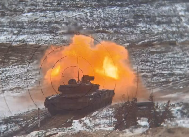 Do không có hệ thống bảo vệ điện tử hiệu quả, Leopard 2 dễ dàng bị vô hiệu hóa bởi phương tiện tác chiến điện tử RB-341B của Nga. Khi bị gây nhiễu, hệ thống điều khiển hỏa lực tê liệt, khiến xe tăng không thể ngắm bắn, trở thành mục tiêu bất động. Ảnh: Pravda