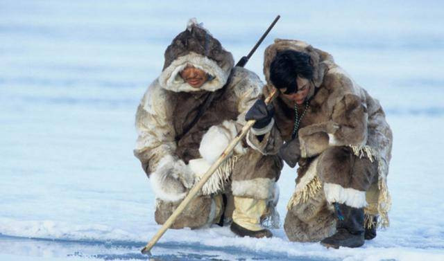 Tuy nhiên, tất cả chỉ là những giả thuyết thiếu căn cứ. Cho đến nay, sau gần một thế kỷ, bí ẩn về sự biến mất của ngôi làng bên hồ Anjikuni vẫn là một câu hỏi chưa có lời đáp. Không ai biết chuyện gì đã xảy ra với những người dân Inuit xấu số ấy. Họ đã đi đâu? Điều gì đã khiến họ rời bỏ cuộc sống quen thuộc của mình một cách đột ngột và bí ẩn đến vậy?