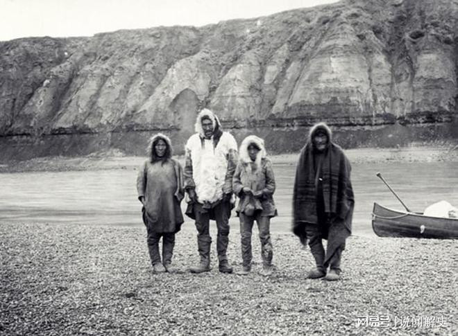 Trong cơn hoảng loạn, Joe tìm đến nghĩa trang của làng. Tại đây, một cảnh tượng kinh hoàng khác lại hiện ra: những ngôi mộ bị đào bới, thi thể biến mất. Điều kỳ lạ là những phiến đá lớn bên cạnh mộ được dựng đứng, đối diện nhau như những người lính đang chào vĩnh biệt.