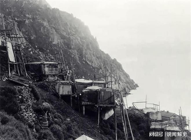 Ánh trăng chiếu xuống ngôi làng vắng tanh, không một bóng người, không một tiếng động. Nồi thức ăn trên bếp vẫn còn bốc khói, những vật dụng cá nhân nằm ngổn ngang như thể mọi người vừa mới rời đi. Nhưng tuyệt nhiên, không một ai còn ở đó. Nỗi sợ hãi dâng trào, Joe vội vã kiểm tra từng túp lều, nhưng tất cả đều trống rỗng.