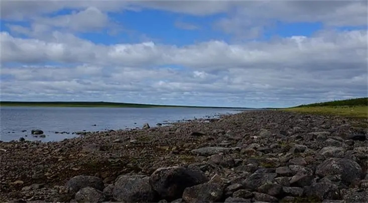 Một số người dân địa phương còn kể lại rằng họ đã nhìn thấy những vật thể phát sáng kỳ lạ trên bầu trời trước khi ngôi làng biến mất. Thậm chí, một số cảnh sát tham gia tìm kiếm còn cho biết họ đã quan sát được những luồng cực quang xanh kỳ lạ trên bầu trời đêm.