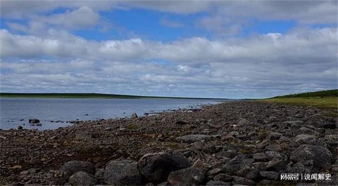 Nằm sâu trong vùng lãnh nguyên băng giá Nunavut, Canada, hồ Anjikuni từng là nơi sinh sống của một cộng đồng người Inuit nhỏ bé, hiền hòa. Cuộc sống của họ gắn liền với dòng sông Kazan và nguồn cá hồi vân dồi dào. Thế nhưng, vào một đêm tháng 11/1930, ngôi làng bình yên ấy bỗng nhiên biến mất không dấu vết, để lại một bí ẩn rùng rợn thách thức mọi lý giải khoa học. (Ảnh: Touitao, 163)