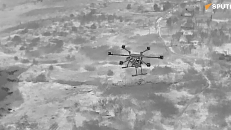 Những chiếc "Baba Yaga" này đang trở thành một thách thức lớn đối với Nga. Chúng được điều khiển thông qua hệ thống vệ tinh Starlink của tỷ phú Elon Musk, khiến các biện pháp tác chiến điện tử (EW) gần như vô dụng. Chúng cũng hoạt động chủ yếu vào ban đêm, khi việc phát hiện bằng mắt thường trở nên khó khăn. Các UAV này thường thả bom vào các vị trí đã được UAV trinh sát thu thập tọa độ từ trước. Ảnh: Sputnik