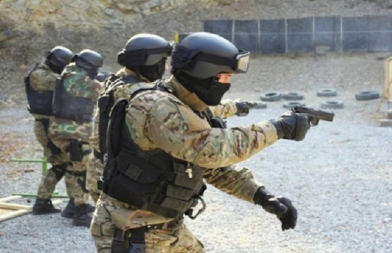 Cần trang bị cho binh sĩ ngoài chiến trường những khẩu súng ngắn tự động với băng đạn mở rộng. Bản thân các lính tấn công cũng cần được huấn luyện kỹ năng bắn trúng mục tiêu bay di động. Ảnh minh họa: Bộ Quốc phòng Nga