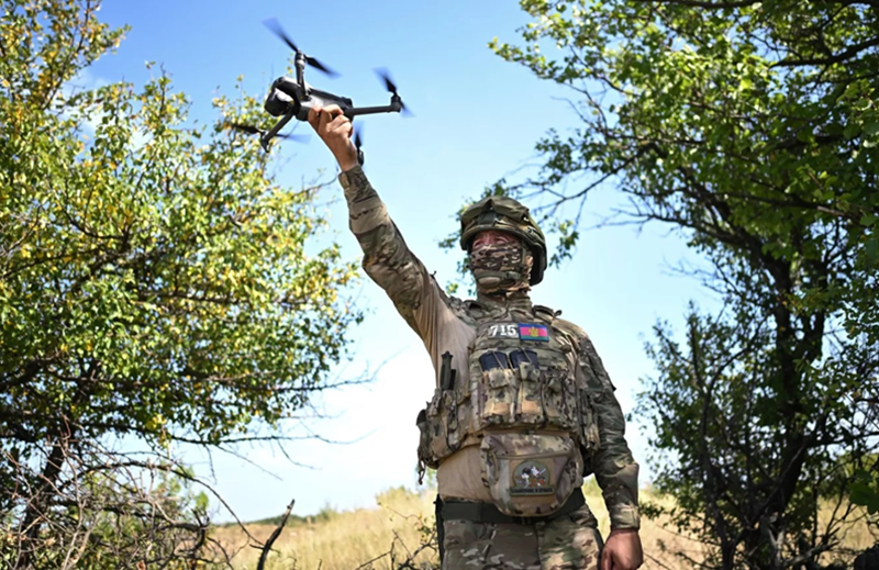 Tuy nhiên, khi cuộc chiến chuyển từ giai đoạn di chuyển linh hoạt sang chiến tranh chiến hào, Nga đã thiết lập một hệ thống phòng không phân lớp, khiến Bayraktar TB2 trở nên kém hiệu quả do giá thành cao và dễ bị radar phát hiện. Thay vào đó, Ukraine chuyển sang sử dụng các UAV đa cánh quạt giá rẻ, chủ yếu nhập khẩu từ Trung Quốc. Ảnh: Sputnik