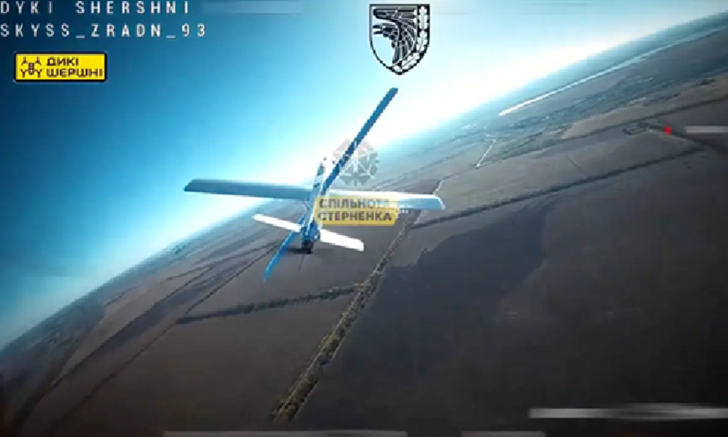 Bên cạnh đó, Ukraine đã từ bỏ các UAV lớn như Bayraktar TB2 và chuyển sang sử dụng những UAV cánh cố định siêu nhẹ làm từ vật liệu như nhựa xốp. Chúng có chi phí thấp, sản xuất dễ dàng và đặc biệt là khó bị bắn hạ. Ảnh: Bộ Quốc phòng Ukraine