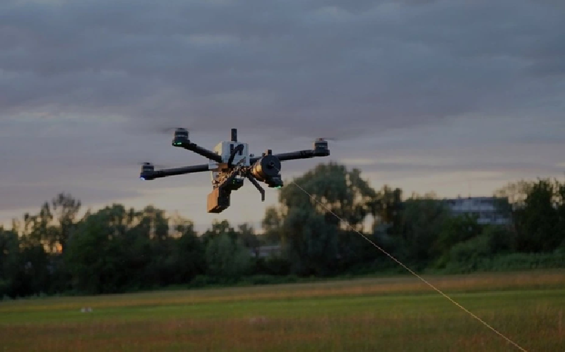 UAV FPV dẫn đường bằng cáp quang đã trở thành giải pháp của Ukraine nhằm đối phó với các biện pháp tác chiến điện tử của Nga. Điều khiển qua cáp quang giúp UAV cảm tử này không bị nhiễu sóng, đồng thời cho phép truyền hình ảnh với độ phân giải cao. Ảnh: Hightcat