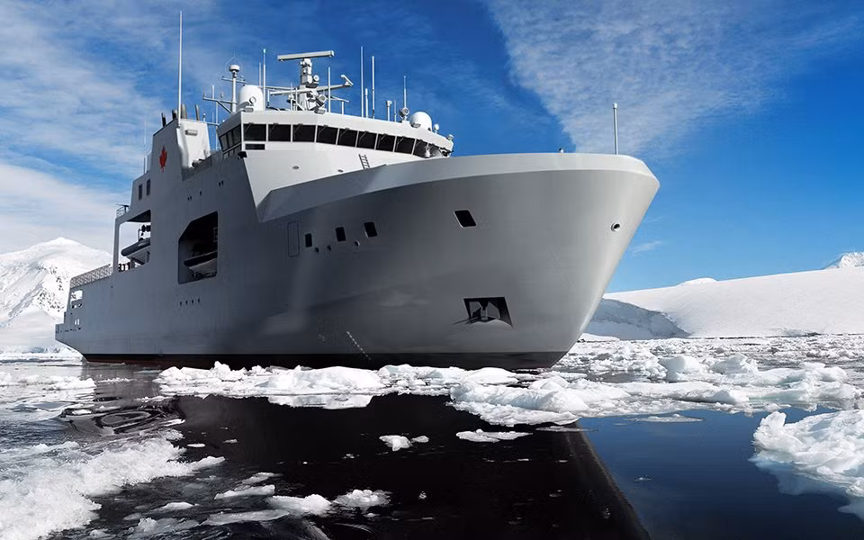 Những con tàu đầu tiên được bàn giao muộn hơn kế hoạch hàng năm trời, trong khi chi phí sản xuất liên tục tăng cao, gây áp lực lớn lên ngân sách quốc phòng. Chưa dừng lại ở đó, các tàu thuộc lớp này đã bị chỉ trích vì hiệu suất không như kỳ vọng, đặc biệt là khả năng hoạt động trong điều kiện băng giá khắc nghiệt.