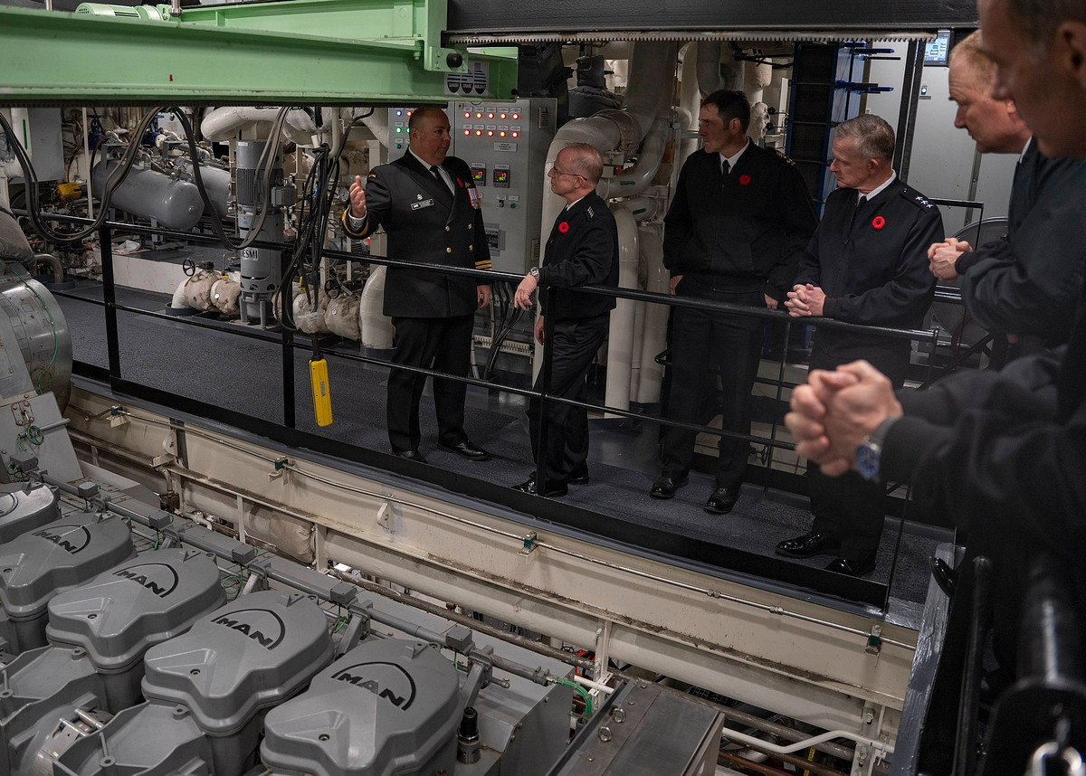 Bên cạnh đó, việc hợp tác với các đồng minh như Mỹ và Anh trong phát triển và bảo trì tàu chiến cũng là một hướng đi khả thi. Những quốc gia này có nhiều kinh nghiệm trong việc duy trì hiệu suất cao cho các hạm đội lớn, và Canada có thể học hỏi từ họ để cải thiện tình hình.