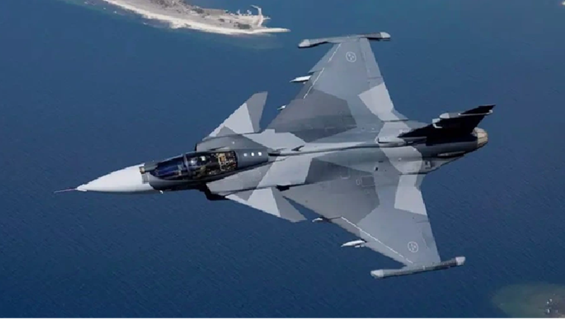 Tiêm kích Saab’s JAS 39C/D đã giành chiến thắng vào năm 2008, ký kết hợp đồng trị giá 600 triệu USD cho 6 máy bay—gồm bốn chiếc JAS 39C một chỗ ngồi và hai chiếc JAS 39D hai chỗ ngồi—với đơn hàng bổ sung thêm 6 chiếc vào năm 2010. Việc bàn giao diễn ra từ năm 2011 đến 2013, đưa toàn bộ 12 chiến đấu cơ vào biên chế tại Không đoàn 7 ở Surat Thani, căn cứ nhìn ra Vịnh Thái Lan. Ảnh: Reuters