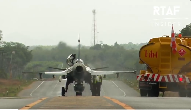 Bên cạnh những màn nhào lộn ấn tượng của chiến đấu cơ, cuộc diễn tập còn nhấn mạnh đến những người hùng thầm lặng của bất kỳ lực lượng không quân nào: các đội kỹ thuật mặt đất, những người đảm bảo mọi chuyến bay cất cánh nhờ vào sự chính xác và nỗ lực không ngừng của họ. Ảnh: X