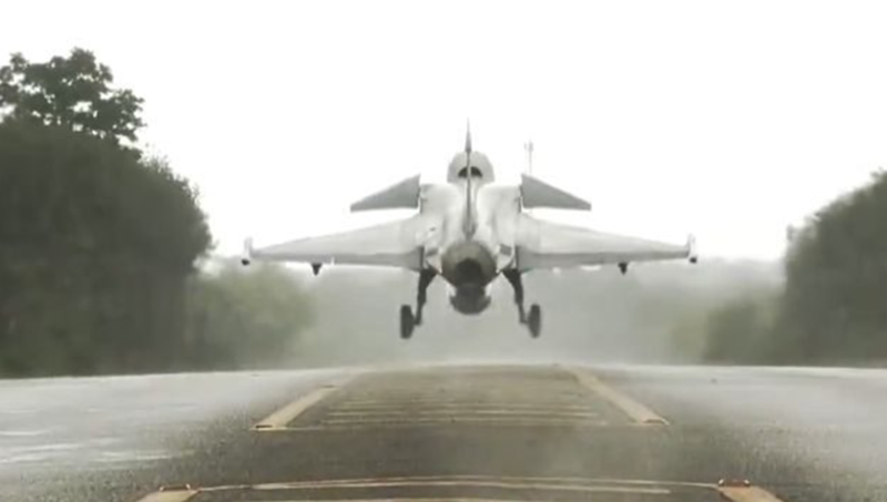 Ngày 27/2, đường cao tốc 41 của Thái Lan, một dải nhựa đường ngập tràn ánh nắng cắt ngang những đồng bằng xanh tươi gần Surat Thani, tạm thời trút bỏ lớp áo dân sự để trở thành đường băng dã chiến cho máy bay tiêm kích JAS 39 Gripen của Không quân Hoàng gia Thái Lan. Ảnh cắt từ video