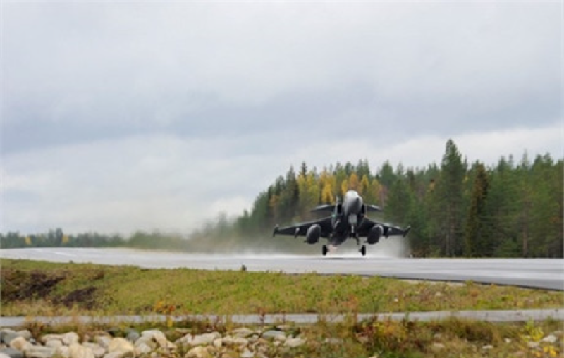 Hành trình của Thái Lan đến thời khắc này bắt đầu từ 20 năm trước, khi không quân Thái Lan đối mặt với thực tế khắc nghiệt: dàn chiến đấu cơ F-5 Tiger và những chiếc F-16 đời đầu đang dần trở nên lỗi thời trong bối cảnh căng thẳng khu vực gia tăng. Năm 2006, Bangkok khởi động chương trình hiện đại hóa, đặt Gripen của Thụy Điển vào cuộc cạnh tranh gay cấn với F-16 Block 50 của Mỹ và Su-30MK của Nga. Ảnh: forsvarsmakten.se