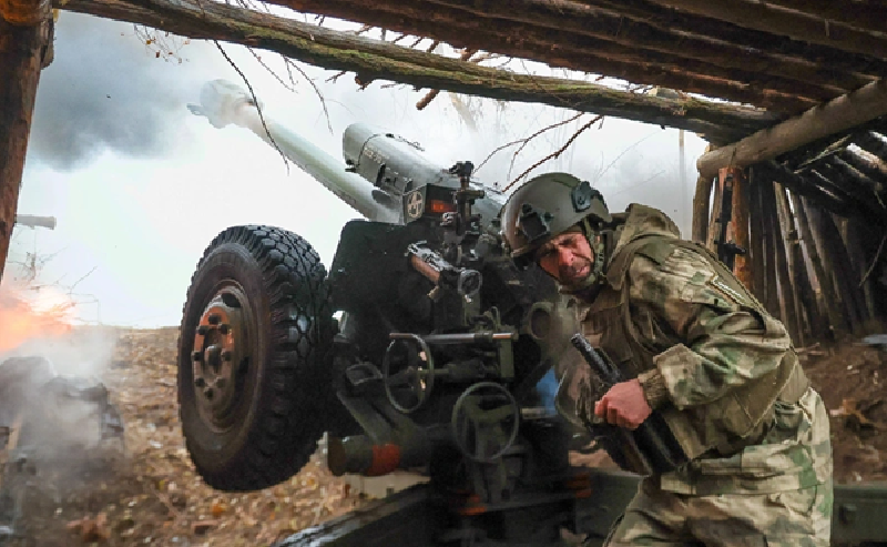 Xung quanh khu vực Pokrovsk, quân Nga đã thiết lập một hệ thống phòng thủ chặt chẽ. Nhiều phòng tuyến của Ukraine đã bị quân Nga bao vây nghiêm ngặt khiến lực lượng hiện đang rơi vào tình trạng thiếu hụt trầm trọng về vũ khí và nguồn cung cấp. Khi quân Nga hoàn tất việc bao vây, lực lượng Ukraine không thể nhận được viện trợ cũng như tìm được đường rút lui, rơi vào hoàn cảnh khó khăn chưa từng thấy. Ảnh: TASS