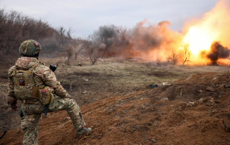 Hiện tại, chiến sự trên mặt trận Donbass đang vô cùng căng thẳng, cả hai bên đều dốc toàn lực để giành chiến thắng. Tuy nhiên, vào thời điểm quan trọng này, quân đội Ukraine lại rút bớt binh lực từ phòng tuyến Donbass để chuẩn bị cho cuộc phản công trên chiến trường Kursk. Động thái này rõ ràng đã tạo cơ hội thuận lợi cho quân Nga mở rộng đợt tấn công, khiến tình hình phòng tuyến Donbass trở nên càng thêm nguy cấp. Ảnh: TASS