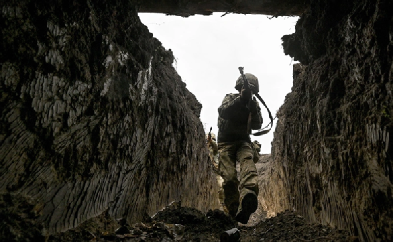 Để giải cứu lữ đoàn tinh nhuệ này, cơ quan tình báo quân sự Ukraine đã tìm mọi cách và cuối cùng liên lạc được với chỉ huy quân Nga đang bao vây lực lượng này. Phía Ukraine đề nghị trả 1 triệu USD để lôi kéo vị chỉ huy này, hy vọng ông ta sẽ nương tay, tạo điều kiện cho đơn vị tinh nhuệ thuộc NATO thoát khỏi vòng vây. Ảnh: Global Look Press