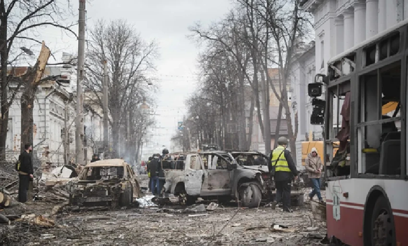 Chính quyền Kyiv nhanh chóng cáo buộc Nga đã lần lượt phóng hai quả tên lửa đạn đạo để tiến hành cuộc không kích vào Sumy. Tổng thống Ukraine Volodymyr Zelensky cũng lên tiếng công khai, cho biết cuộc không kích lần này không chỉ phá hủy nhiều khu dân cư và công trình xây dựng mà còn khiến nhiều ô tô bị hư hại. Ảnh: Cukr media