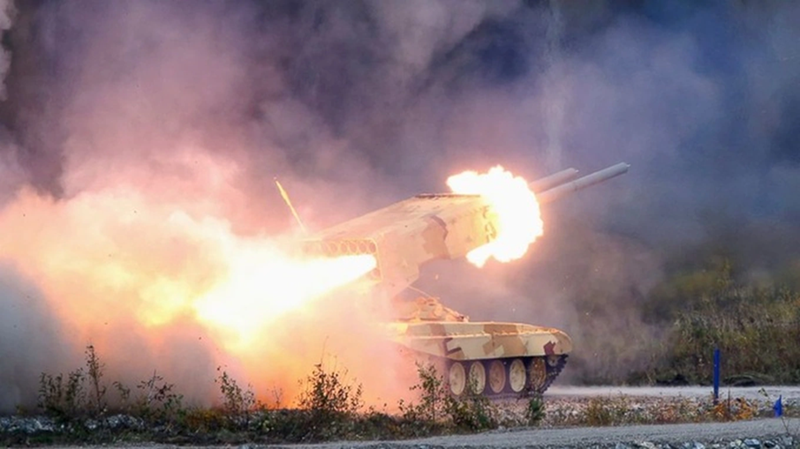 Trong thông báo do phía Ukraine công bố, quân đội Nga đã sử dụng các đơn vị tên lửa số 112 và 448 để thực hiện vụ tấn công này. Trong đó, quả tên lửa thứ hai đặc biệt mạnh, phát nổ giữa không trung, và theo tình hình tại hiện trường, dường như tên lửa chứa đầy đầu đạn chùm. Mảnh đạn từ vụ nổ đã gây ra thiệt hại nghiêm trọng, khiến hơn 30 người thiệt mạng tại chỗ và khoảng 100 người bị thương. Ảnh: ABC News