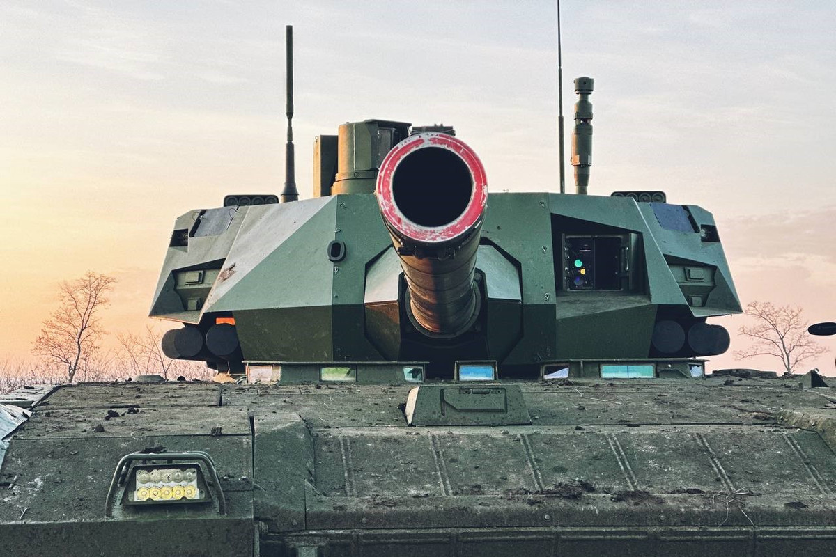 Lớp giáp của T-14 kết hợp giữa thép, gốm và vật liệu composite, mặc dù thông số kỹ thuật chính xác vẫn được giữ bí mật. Cấu hình giáp này cung cấp khả năng bảo vệ tốt hơn trước các mối đe dọa từ động học và hóa học, tuy nhiên điều này vẫn chưa được xác minh do T-14 mới chỉ được triển khai chiến đấu hạn chế cho đến nay.