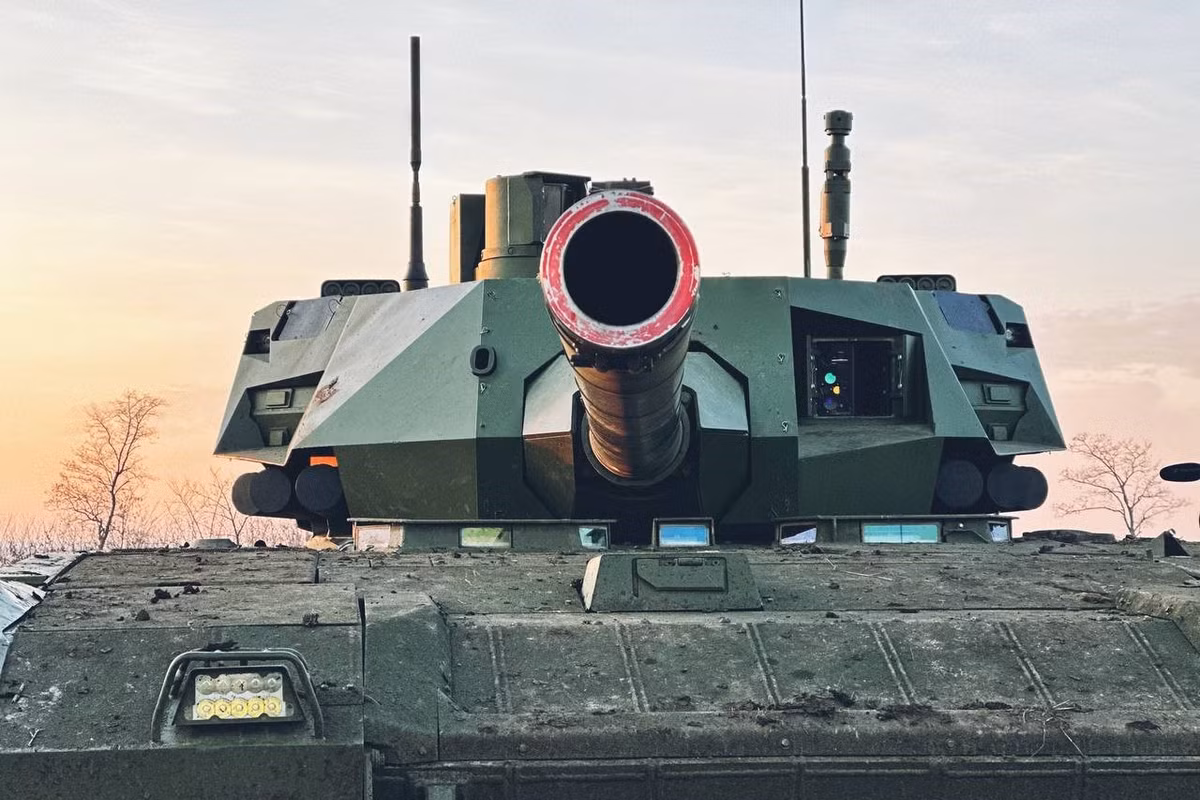 Lớp giáp của T-14 kết hợp giữa thép, gốm và vật liệu composite, mặc dù thông số kỹ thuật chính xác vẫn được giữ bí mật. Cấu hình giáp này cung cấp khả năng bảo vệ tốt hơn trước các mối đe dọa từ động học và hóa học, tuy nhiên điều này vẫn chưa được xác minh do T-14 mới chỉ được triển khai chiến đấu hạn chế cho đến nay.