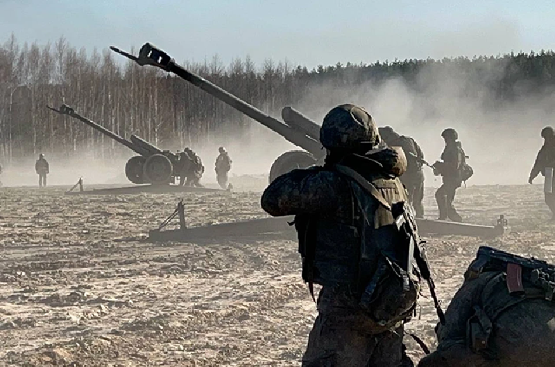 Trong khi đó, Viện Nghiên cứu Chiến lược Quốc tế (IISS) của Anh ước tính Nga đã mất khoảng 14.000 xe tăng và xe bọc thép, trong đó hơn 4.300 xe tăng bị phá hủy, với khoảng 3.800 chiếc được ghi nhận qua hình ảnh. Theo dữ liệu do Bộ Quốc phòng Nga công bố, quân Ukraine đã chịu tổn thất 63.000 binh sĩ tại khu vực Kursk. Ảnh: Kp.ru