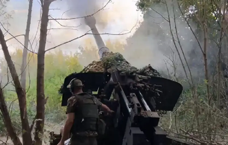 Chiến thuật của Nga rất đơn giản: bộ binh sẽ tìm kiếm điểm yếu trên phòng tuyến Ukraine, lao lên tấn công và trụ lại trước chiến hào của đối phương cho đến khi quân tiếp viện tới. Dù đây là một chiến thuật tiêu hao lớn, Nga vẫn tận dụng lợi thế nhân lực để chiếm giữ thêm nhiều vùng lãnh thổ. Ảnh: Top War