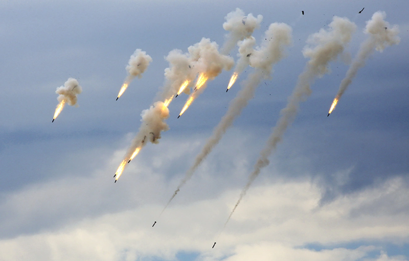 Thứ hai là sự thiếu vắng các biện pháp hiệu quả để chống lại bom lượn của Nga – loại vũ khí có khả năng tấn công chính xác các vị trí phòng thủ của Ukraine từ khoảng cách hàng chục km, gây tổn thất lớn. Dù vậy, Ukraine vẫn có lợi thế khi khai thác số lượng lớn UAV giá rẻ để bù đắp sự thiếu hụt về nhân lực và vũ khí, giúp làm chậm đáng kể đà tiến công của Nga. Ảnh: TASS